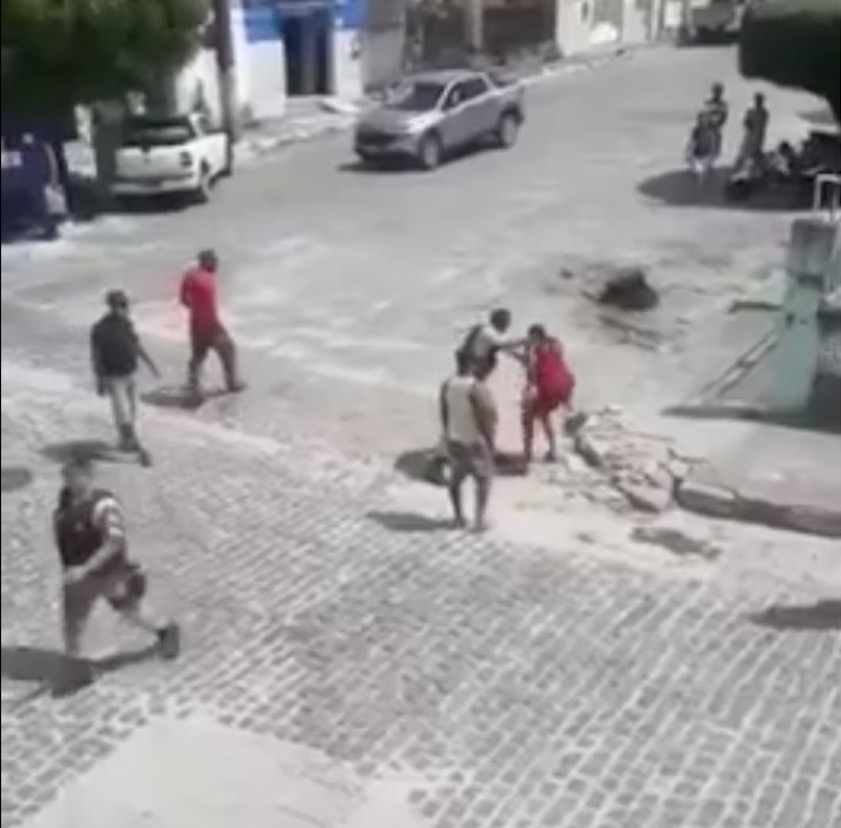 Policial agride mulher com tapas no meio da rua; vídeo