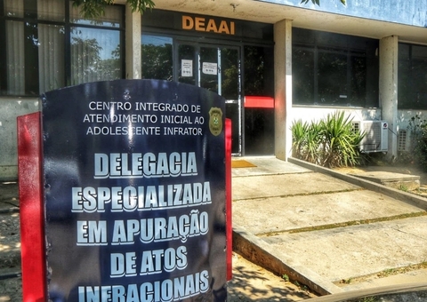 Adolescente é apreendido com mais de R$ 800, arma e drogas em Manaus