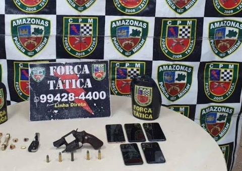 Suspeitos colidem carro em poste ao fugir da polícia em Manaus