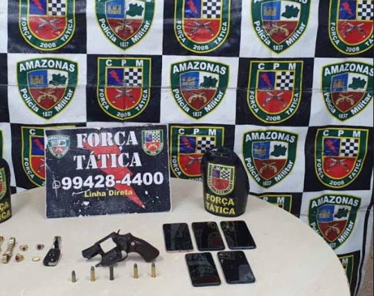 Suspeitos colidem carro em poste ao fugir da polícia em Manaus