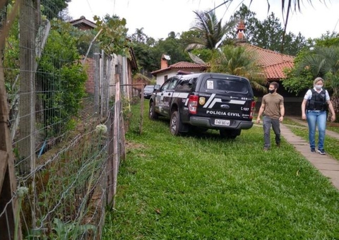 Pai é preso por asfixiar e matar filho de 2 anos a facadas 