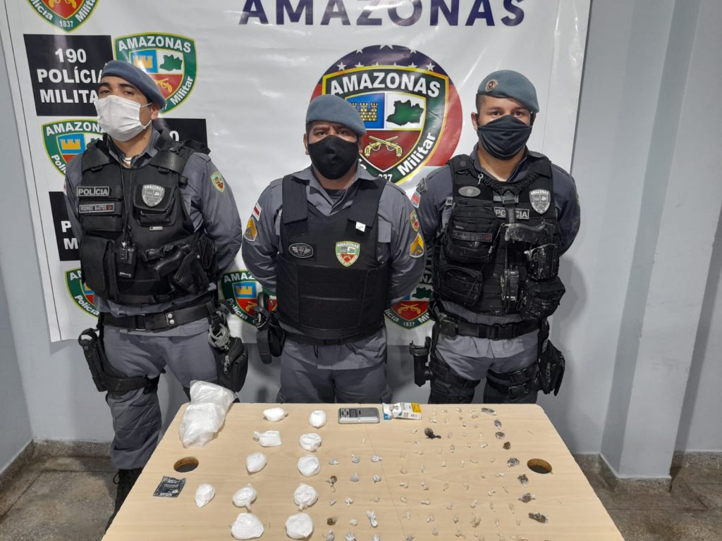 Homem pula de barranco para fugir da polícia e é preso com drogas em Manaus