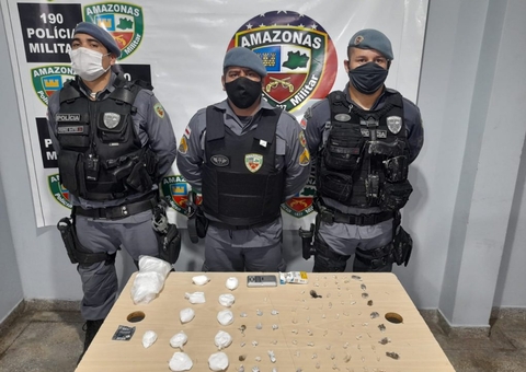 Homem pula de barranco para fugir da polícia e é preso com drogas em Manaus