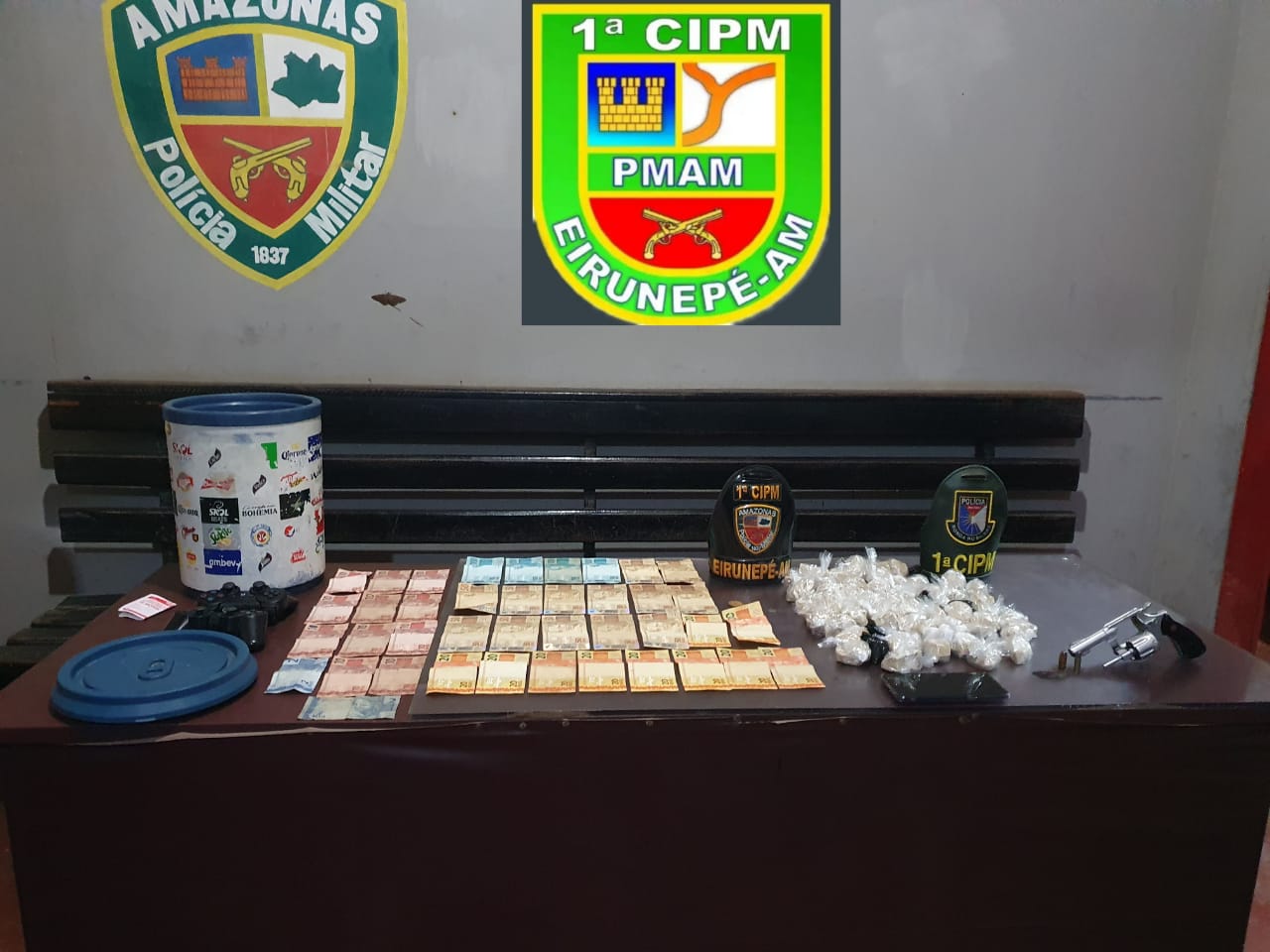 Casal é preso com drogas e quase R$ 2 mil escondidos em casa no Amazonas