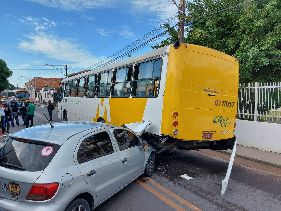 Motorista de app persegue e atropela assaltantes em avenida de Manaus