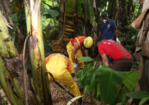 Corpo enterrado em matagal é encontrado em Manaus 