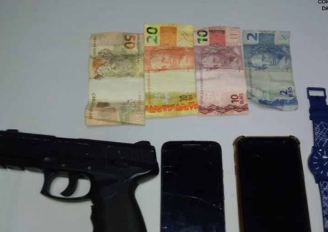 Homem é preso ao andar armado em Manaus