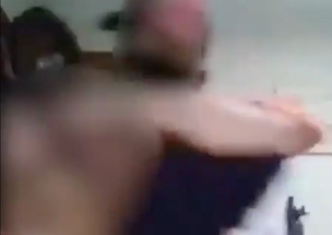 Professor é assaltado durante aula online e alunos presenciam cena; vídeo