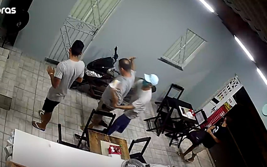 Bandidos armados invadem lanchonete em Manaus e fazem a limpa 