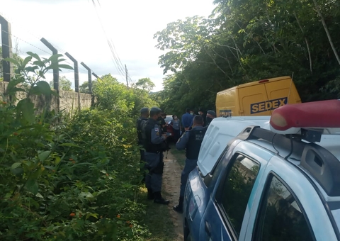 Criminosos roubam carro dos Correios e mantém funcionário refém em Manaus
