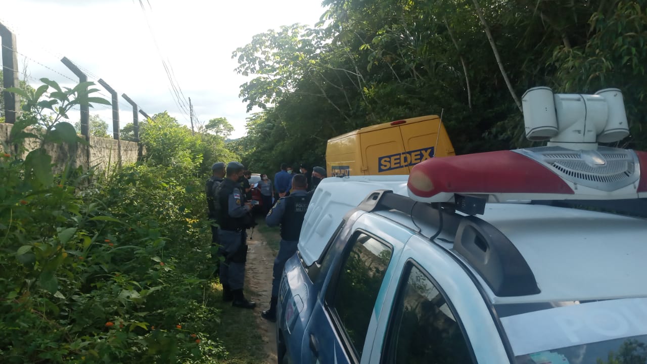 Criminosos roubam carro dos Correios e mantém funcionário refém em Manaus