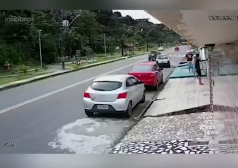 Vídeo: Suspeitos de roubos de veículos em Manaus são presos pela Rocam