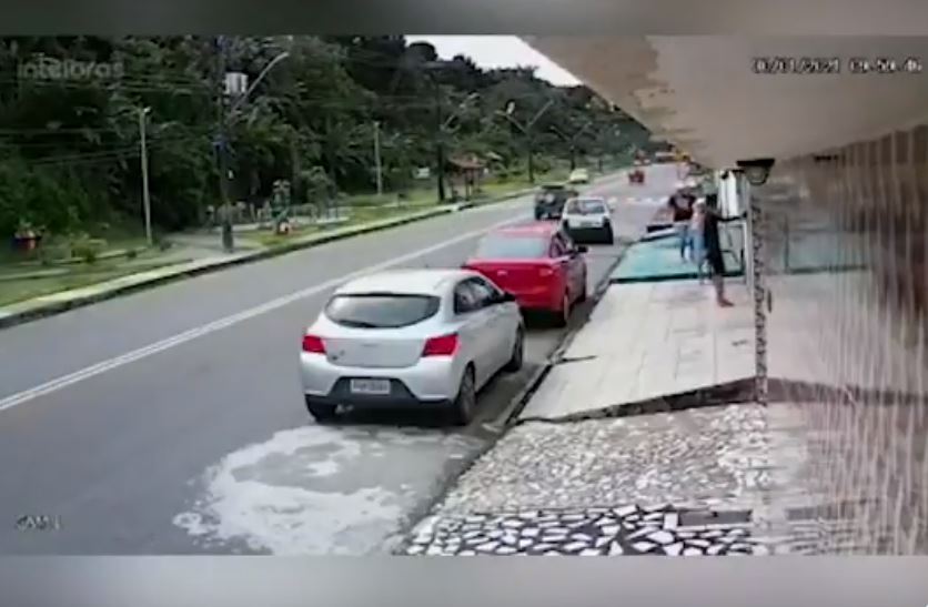 Vídeo: Suspeitos de roubos de veículos em Manaus são presos pela Rocam