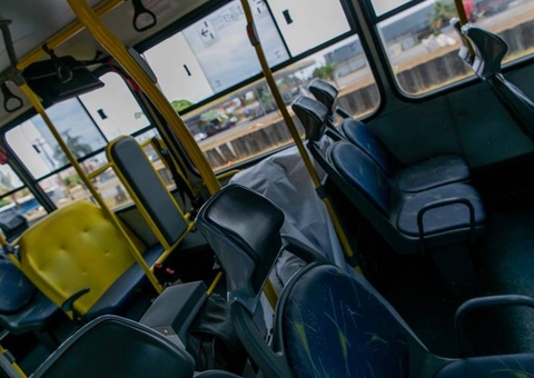 Jovem assalta ônibus e aterroriza passageiros em Manaus 