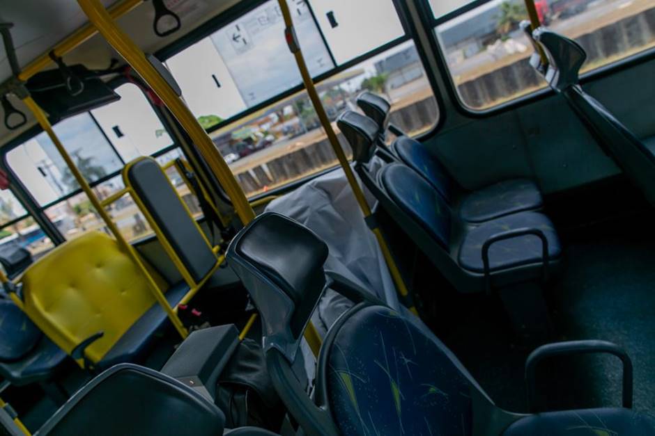 Jovem assalta ônibus e aterroriza passageiros em Manaus 