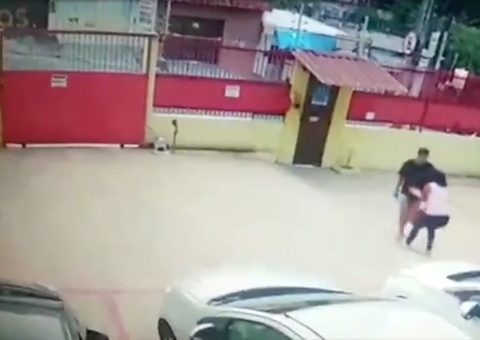 Vídeo: Mulher é assaltada na porta de condomínio em Manaus