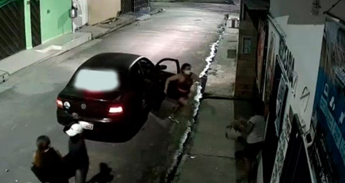 Vídeo mostra casal de bandidos atacando mulheres em rua de Manaus 