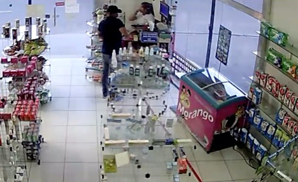 Atendente de farmácia é baleada por cliente em Manaus; Vídeo