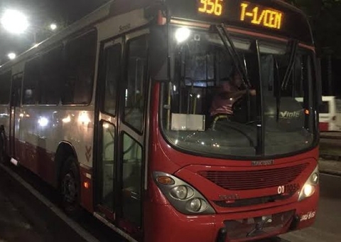 Trio é preso após assaltar passageiros de ônibus em Manaus