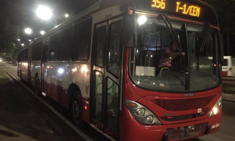 Trio é preso após assaltar passageiros de ônibus em Manaus