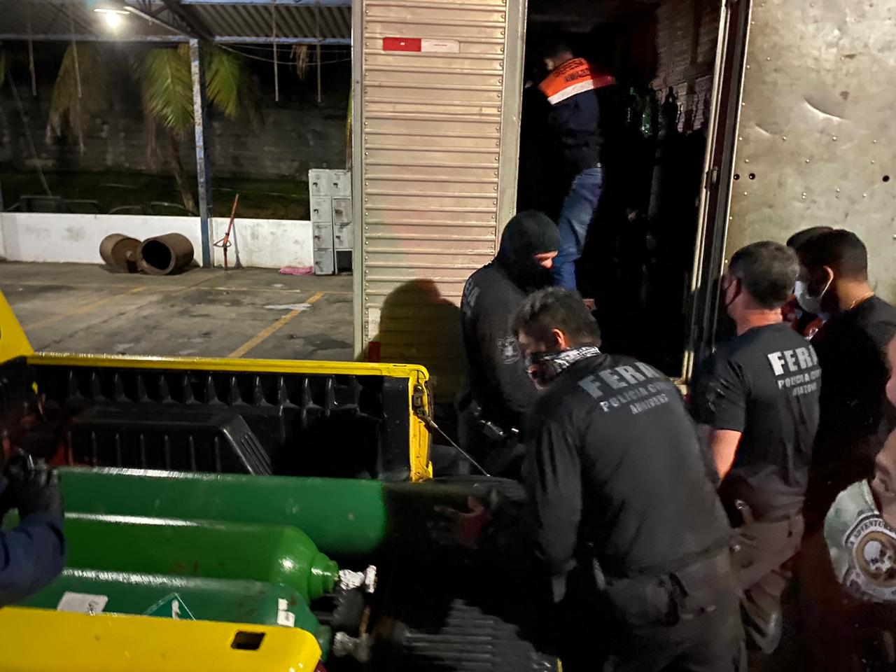 Cilindros de oxigênio são apreendidos e entregues em hospitais de Manaus