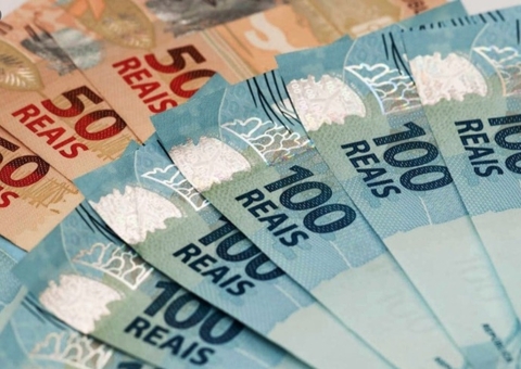 Dupla rouba R$ 8 mil de autônomo na saída de agência bancária em Manaus 