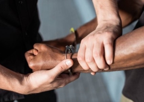 Após perseguição e tiros, dupla é presa com carro roubado em Manaus