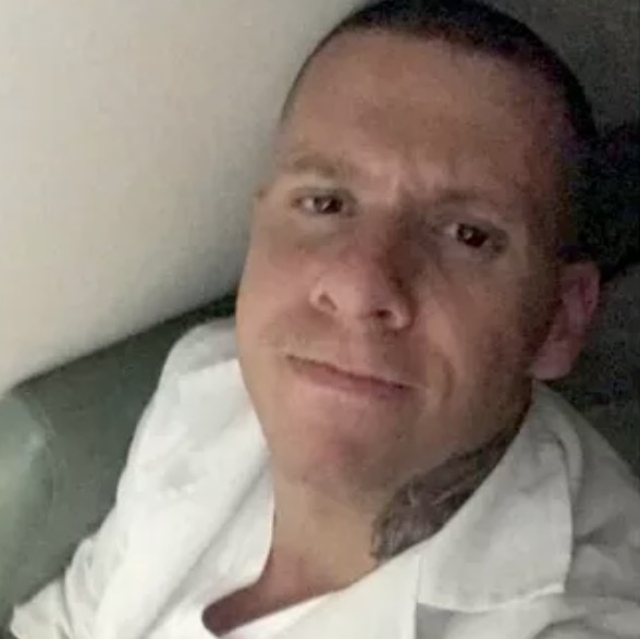 Enfermeiro leva tiro na cabeça durante assalto a ônibus