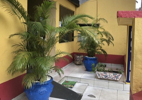 Homem assalta hotel e deixa hóspedes trancados em Manaus