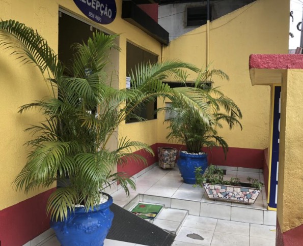 Homem assalta hotel e deixa hóspedes trancados em Manaus