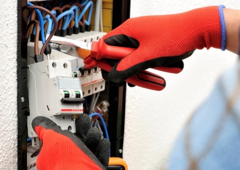 Cliente mata técnico de empresa de energia após ter luz de casa cortada