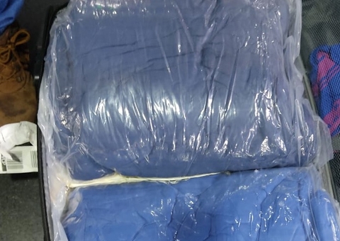 Garota é flagrada em aeroporto de Manaus com droga escondida em edredons