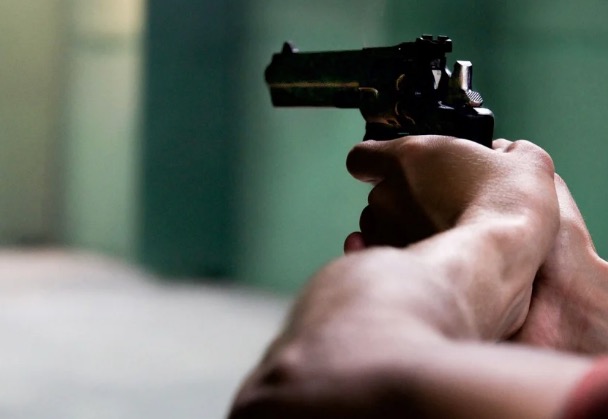 Sem informar motivo, homem sai atirando em avenida e mata um no Amazonas