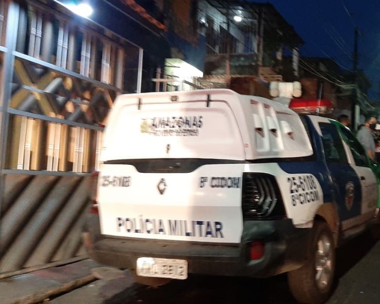 Homem é morto na porta de casa ao atender visita em Manaus