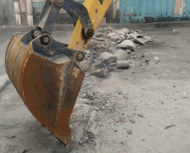 Facção constrói lombadas para dificultar acesso da polícia à ruas de Manaus