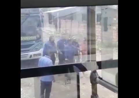 Vídeo mostra motorista de ônibus sendo agredido por comerciante em Manaus 