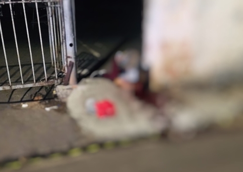 Jovem morre ajoelhado ao ser baleado em frente de feira em Manaus