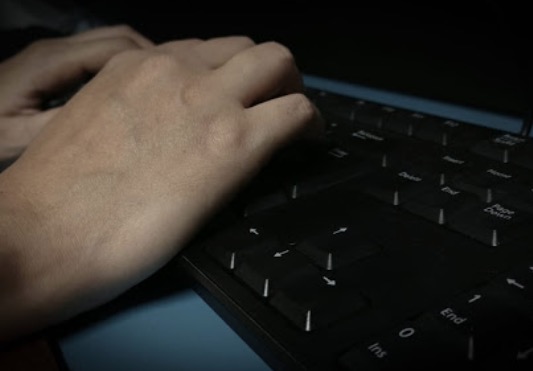 Professor é afastado do cargo em Manaus após fazer posts incitando estupro