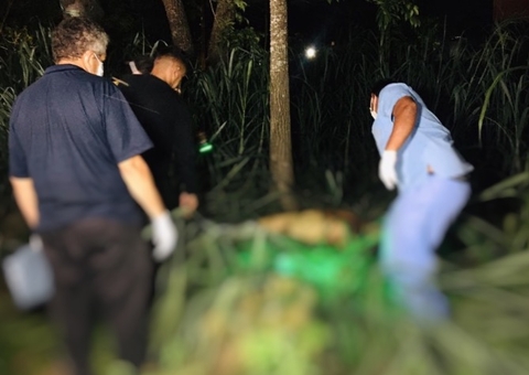 Nu, corpo de homem é encontrado em terreno baldio em Manaus