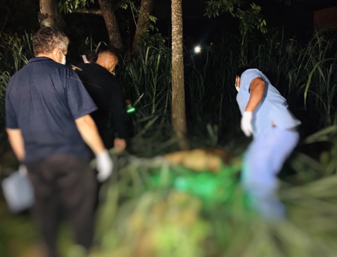 Nu, corpo de homem é encontrado em terreno baldio em Manaus