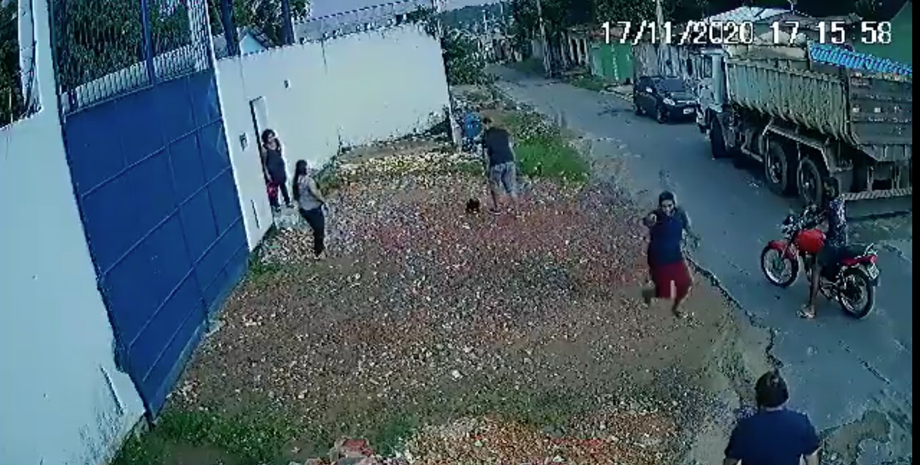 Vídeo: bandidos armados atacam trabalhadores na porta de empresa em Manaus 