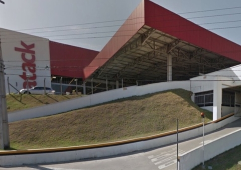 Cliente ataca e fere segurança dentro do Supermercado Atack em Manaus