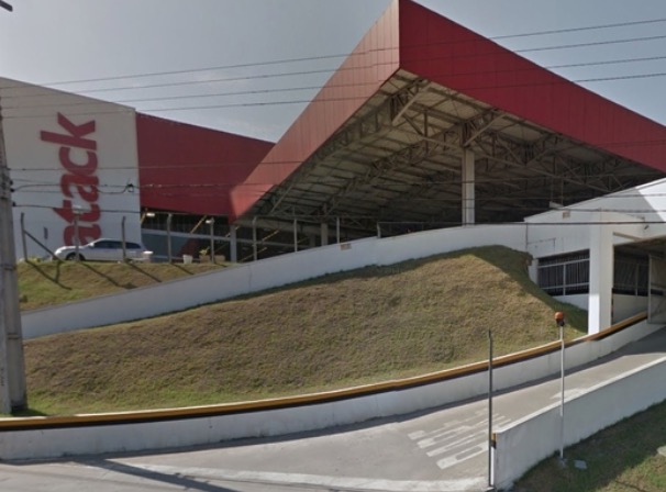 Cliente ataca e fere segurança dentro do Supermercado Atack em Manaus
