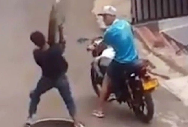 Vídeo: Ladrão rouba tampa de bueiro e acaba caindo dentro do buraco