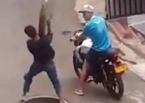 Vídeo: Ladrão rouba tampa de bueiro e acaba caindo dentro do buraco