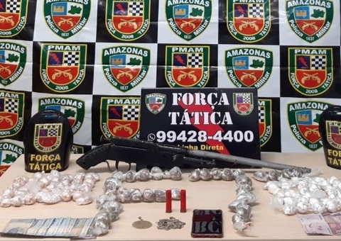 Homem é preso enquanto passeava com 1900 trouxinhas de drogas em Manaus