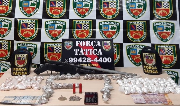 Homem é preso enquanto passeava com 1900 trouxinhas de drogas em Manaus