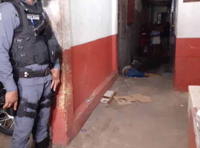 Jovem é assassinado com mais de 10 tiros em beco de Manaus