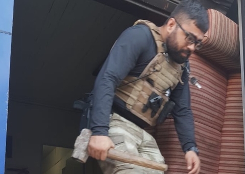 Polícia arromba empresas de despachantes para cumprir mandados em Manaus