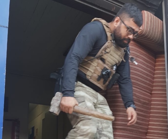 Polícia arromba empresas de despachantes para cumprir mandados em Manaus